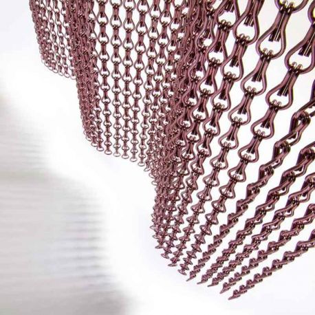Detalle del patrón de eslabones en forma de cadena de la cortina metálica de aluminio Krismar.