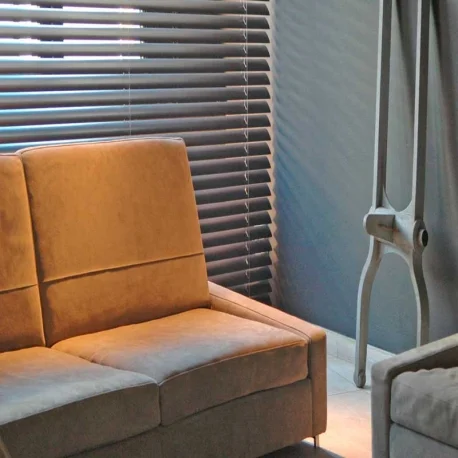 Persiana veneciana de aluminio con lamas de 25 mm fabricada a medida, ideal para interiores modernos.