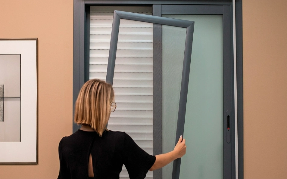 Mosquitera corredera Premium con perfilería gris Mosquitera corredera Premium gris instalada en ventana corredera