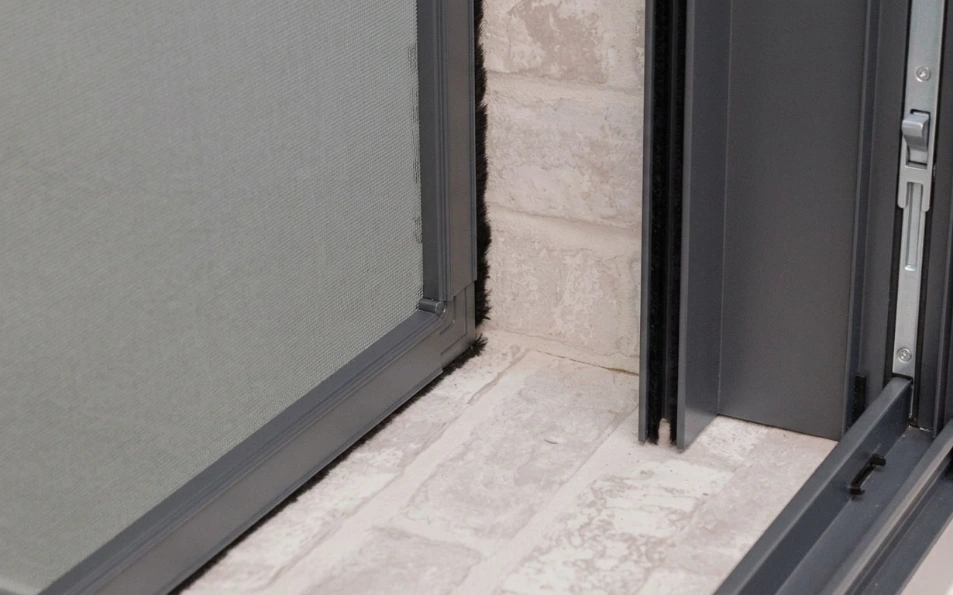 Mosquitera fija gris con malla de fibra de vidrio fabricada a medida