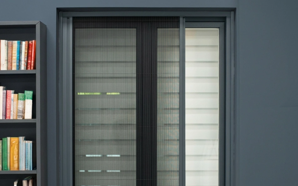 Mosquitera plisada Gioconda 22 mm de 1 hoja con perfilería gris