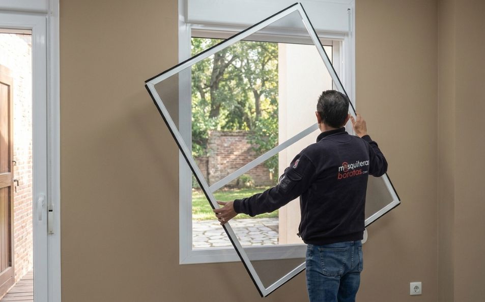 Mosquitera fija a medida con malla Vision Plus instalada en una ventana, ideal para proteger frente a insectos manteniendo mayor entrada de luz y visibilidad exterior.