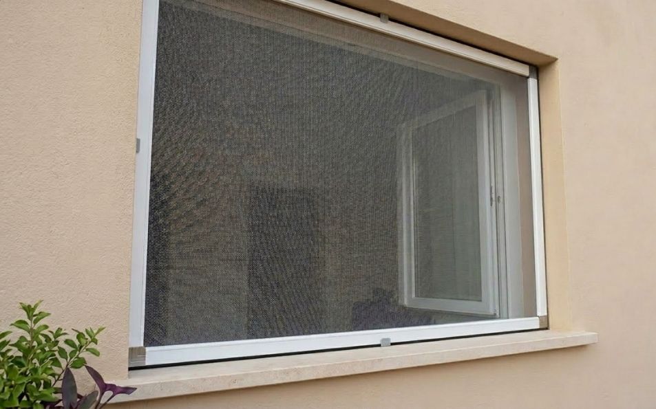 Ventana luminosa con mosquitera fija Vision Plus, una solución a medida para mantener la entrada de luz natural y proteger la vivienda frente a insectos.