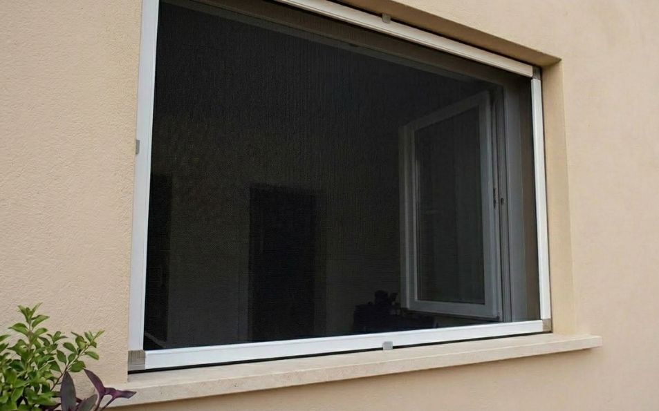 Detalle de malla negra para mosquitera fija Detalle de malla negra en mosquitera fija, una tela discreta que protege frente a mosquitos y moscas y permite mejor visibilidad exterior que una malla gris estándar.