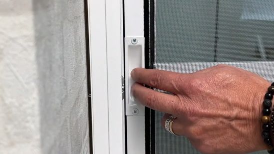 Añade un tirador embutido para tus mosquiteras