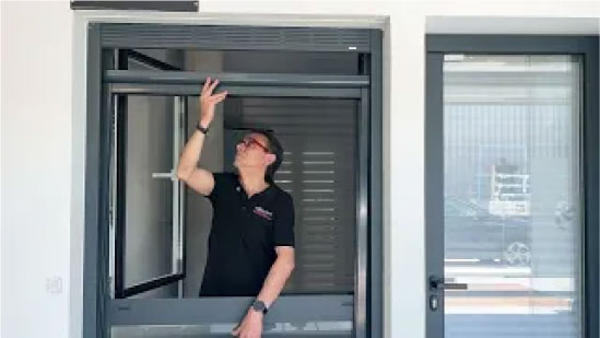 Meça a sua janela para instalar a rede mosquiteira enrolável. Sem parafusos!