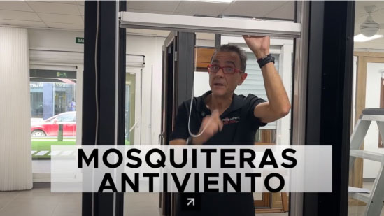 Conoce la mosquitera enrollable antiviento Irina certificada
