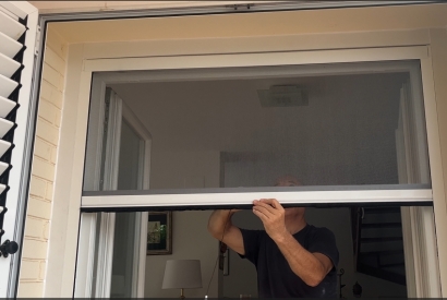 ¿Puedo tener una mosquitera sin guía inferior?